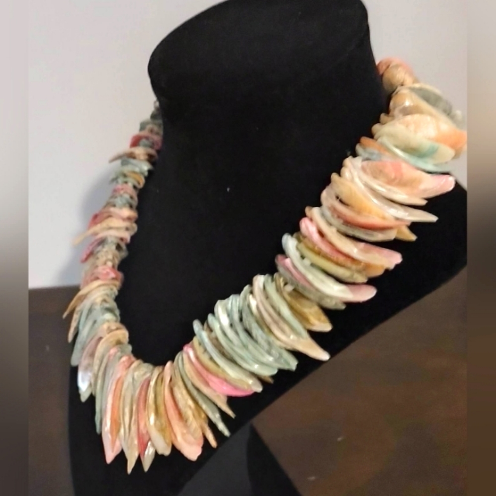 Vintage and colorful sea shell necklace with screw closure - Picture 4 of 7